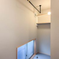 練⾺区下石神井の賃貸物件/洗面の向かいには室内物干しスペースが作られています