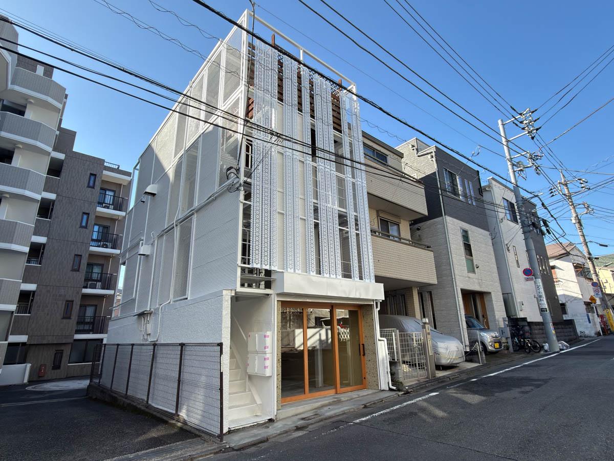 大田区東馬込の賃貸物件/外観も目を引く。スチールメッシュで包まれた、白いちいさなビルです