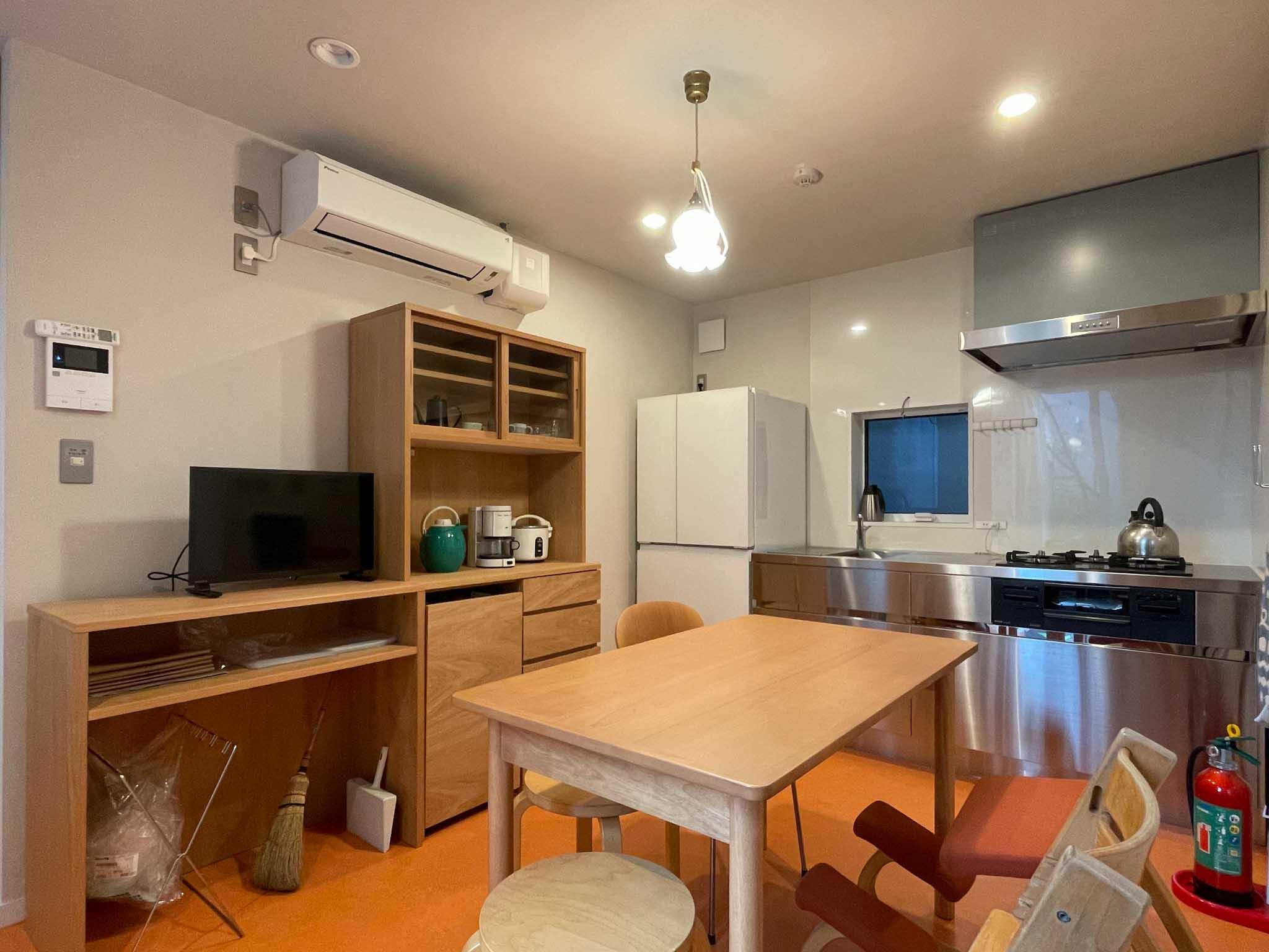 世田谷区豪徳寺の賃貸物件/1F：共同のキッチンスペース。他の入居者とのコミュニケーションを楽しみます