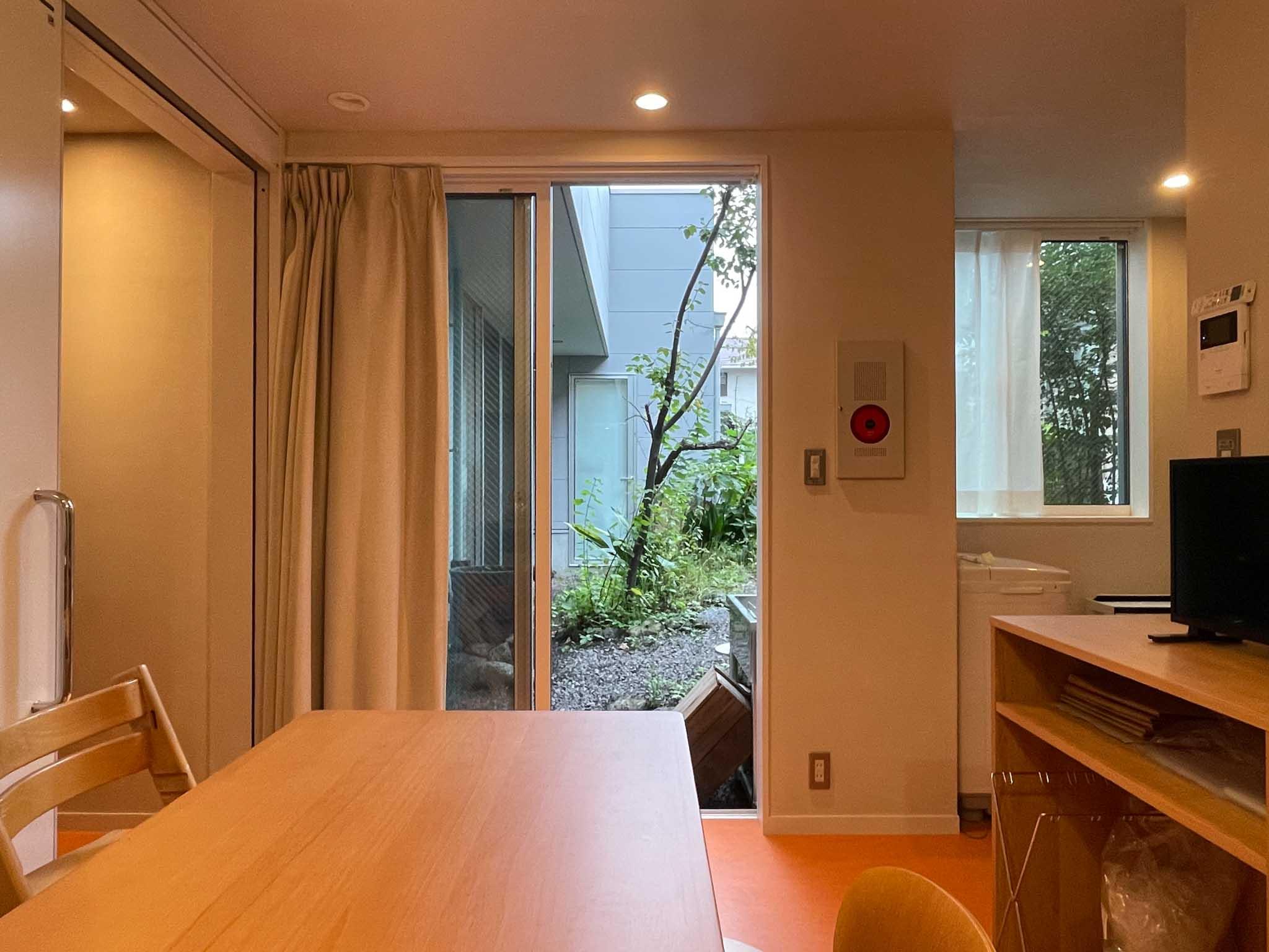 世田谷区豪徳寺の賃貸物件/1F：キッチンスペースからも中庭にアクセス可能