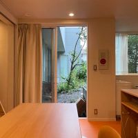 世田谷区豪徳寺の賃貸物件/1F：キッチンスペースからも中庭にアクセス可能