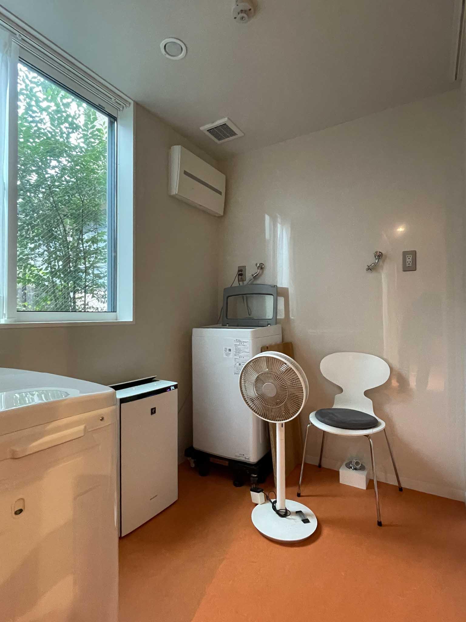 世田谷区豪徳寺の賃貸物件/1F：共用の洗濯機。縦型と二層式と、後にドラム式を用意する予定です