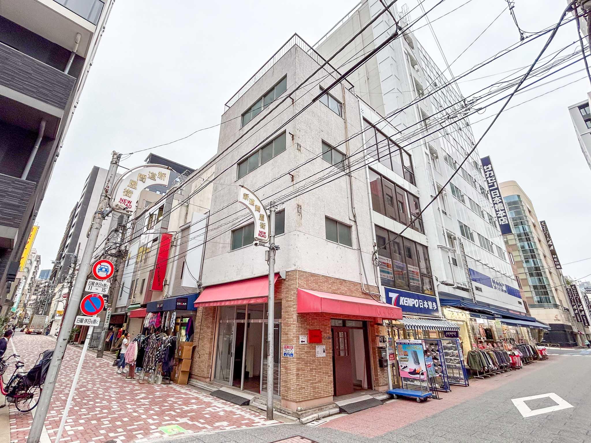 中央区日本橋馬喰町の賃貸物件/問屋街の角地に立つ4階建ての古ビル