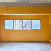 中央区日本橋馬喰町の賃貸物件/3階：壁面は黄色に塗装、床はモルタル仕上げ