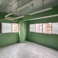 中央区日本橋馬喰町の賃貸物件/4階：壁面は緑色に塗装、床はモルタル仕上げ