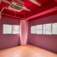 中央区日本橋馬喰町の賃貸物件/2階：壁と天井に赤系の塗装がされた室内。天井高は1階同様、3mオーバー