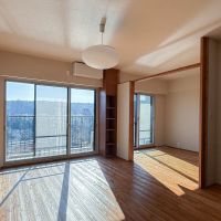 青梅市滝ノ上町の売買物件/引き戸を開けると一体感をもって使えるリビングと主寝室