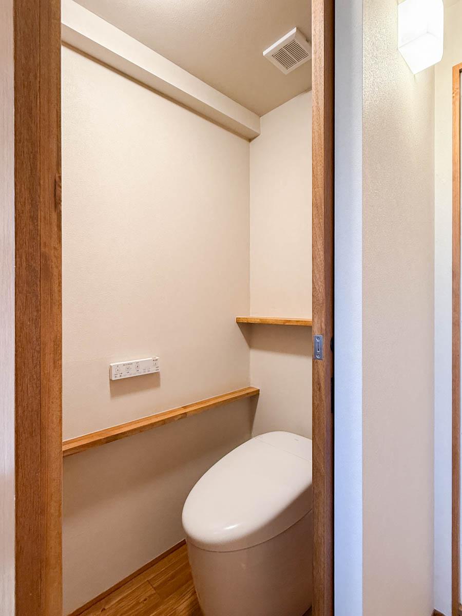 青梅市滝ノ上町の売買物件/トイレもきれい。ちょっとした棚が便利なデザイン