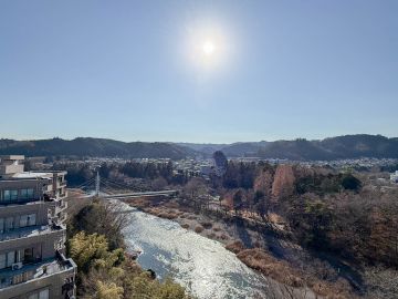 青梅市滝ノ上町の売買物件/川と山並みを窓辺に、青梅の日常
