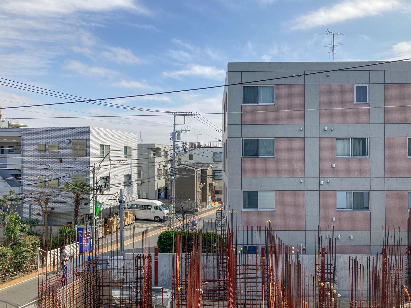 武蔵野市境南町の賃貸物件/窓からの眺望。手前の敷地は工事計画が数年ストップしており、現時点では再開の目処が立っていないそう