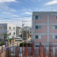 武蔵野市境南町の賃貸物件/窓からの眺望。手前の敷地は工事計画が数年ストップしており、現時点では再開の目処が立っていないそう