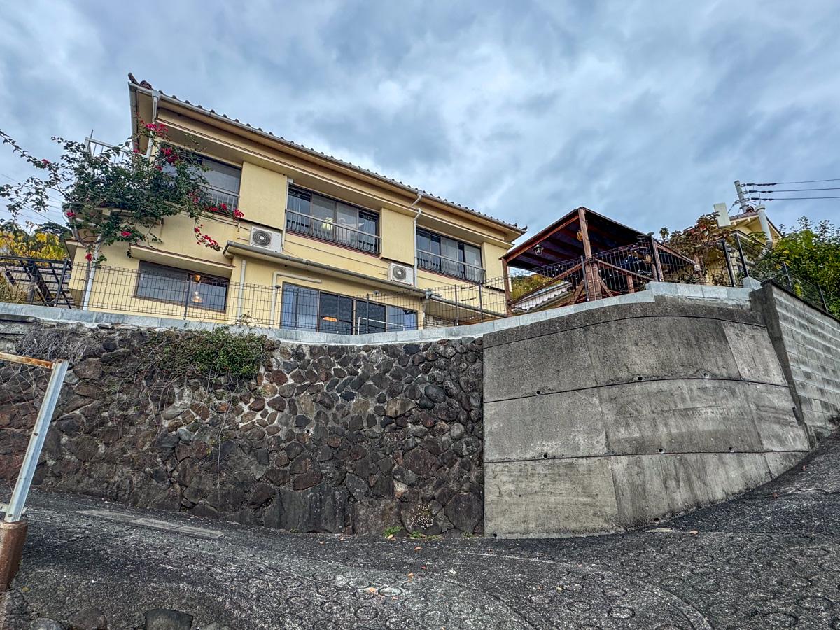 静岡県賀茂郡東伊豆町片瀬の売買物件/建物は坂の上に立っています