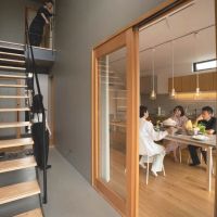 埼玉県川越市郭町の賃貸物件/オーナーのダイニングキッチンのすぐ隣に、2階の専有部分へつながる階段があります