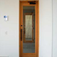 埼玉県川越市郭町の賃貸物件/ROOM2：玄関はガラス戸。現在はぼかしシートがガラス部分に貼ってあるので、中は見えなくなっています