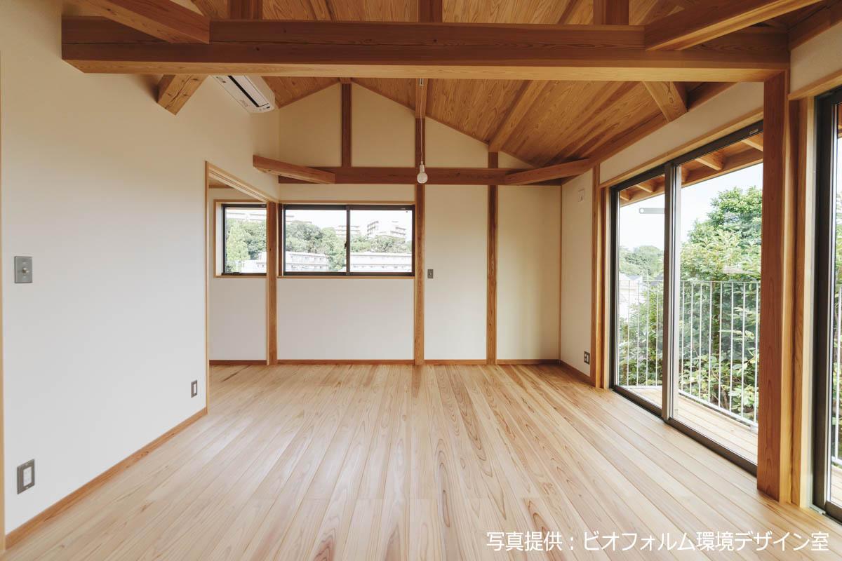 東京都東久留米市南町の売買物件/参考写真。こちらと同様に床には無垢材、木の勾配天井に白い塗装壁。窓からの緑の景色も大切にします