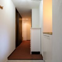 東京都世田谷区梅丘の売買物件/地下1階の玄関。温かく「おかえり」と迎えてくれる印象