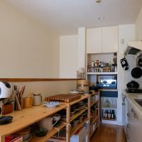 東京都世田谷区梅丘の売買物件/白を基調とした使いやすそうなキッチン。オープン棚に器を並べて、自分好みに編集してもらえたら