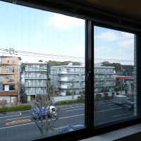 杉並区永福の売買物件/北側の窓の先は交通量のある道路。寝室にすると少し車の音が気になるかも