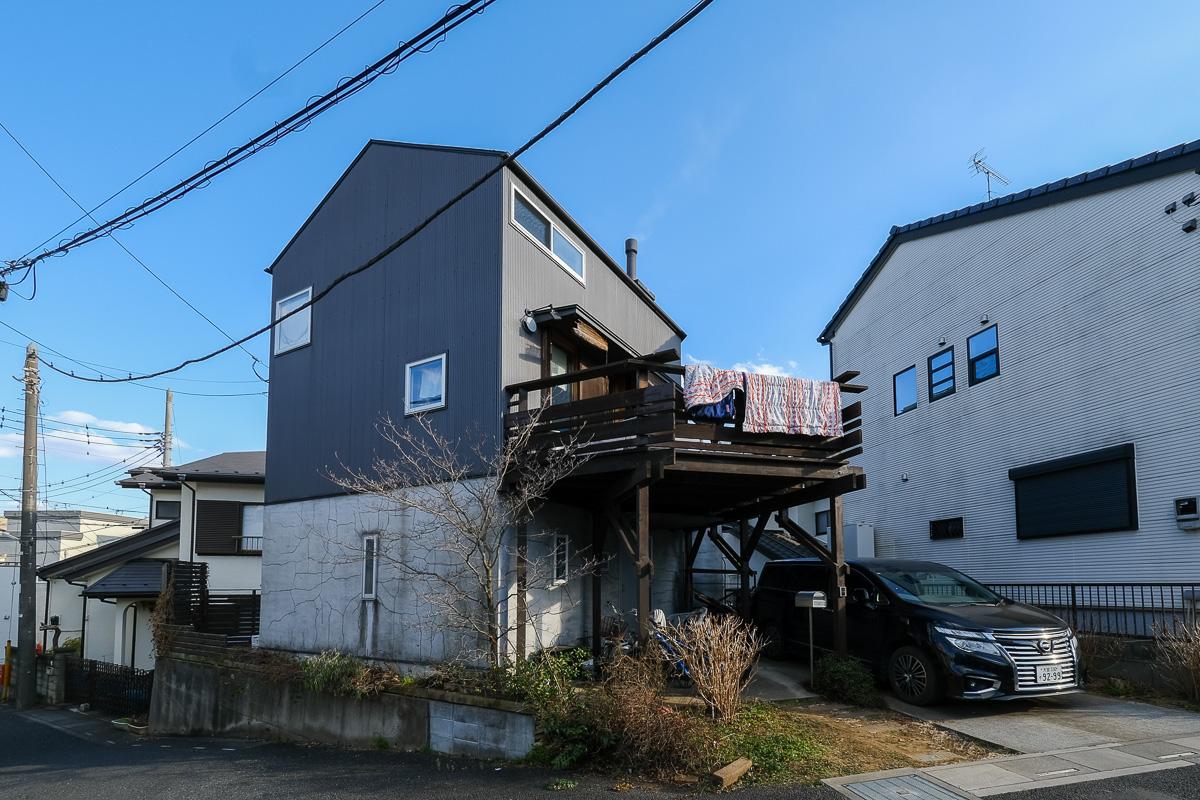 埼玉県さいたま市南区大字大谷口の売買物件/角地に立つコンパクトな戸建て。ミニバンが駐車できる駐車場付き
