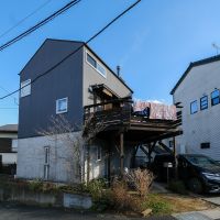 埼玉県さいたま市南区大字大谷口の売買物件/角地に立つコンパクトな戸建て。ミニバンが駐車できる駐車場付き