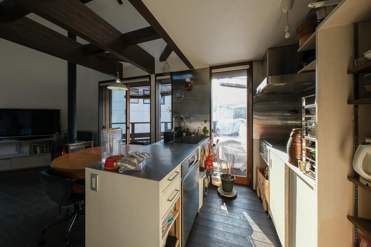 埼玉県さいたま市南区大字大谷口の売買物件/明るい光の差すキッチン