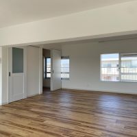 立川市幸町の賃貸物件/リビングを北に向かって。横に走る梁下は約1,780mmと少し低めなので、頭をぶつけないようにお気をつけください