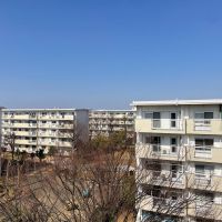 立川市幸町の賃貸物件/北側の景色もこれまたいい。他の棟が並びます