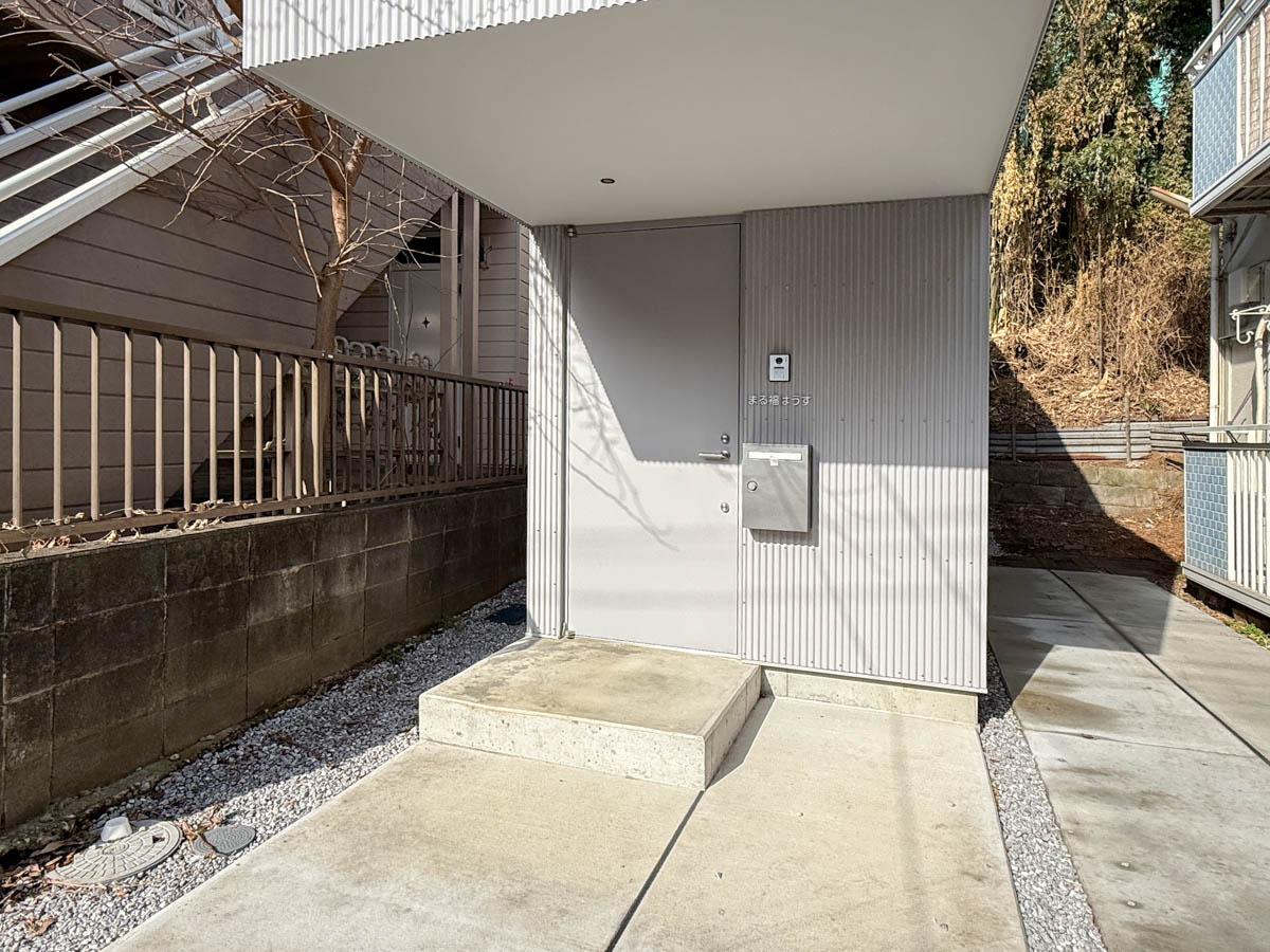 横浜市中区打越の賃貸物件/建物の2階がせり出るようなユニークな構造。軒の下には大型バイクや自転車を置けます
