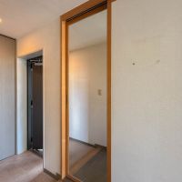 杉並区高円寺北の売買物件/玄関。この家は収納がたっぷり。姿見鏡は収納の扉も兼ね、裏は収納スペースに