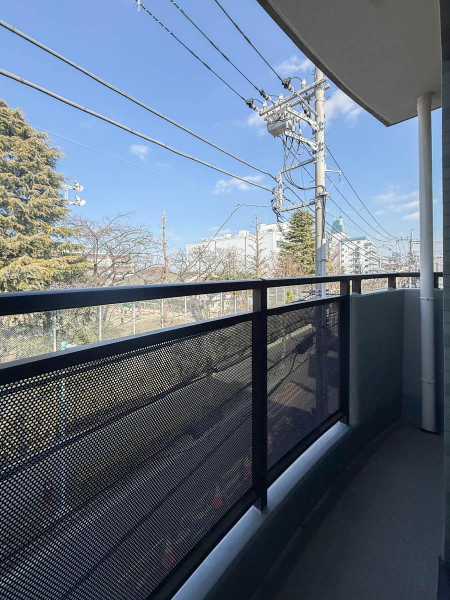 杉並区高円寺北の売買物件/小学校に面したバルコニーが気持ちいい