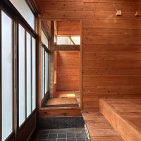 文京区千駄木の賃貸物件/玄関には大きな姿見がついています