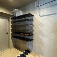 杉並区高円寺南の賃貸物件/302：玄関もゆとりあるサイズ感。L字のハンガーパイプにコートをサッとかけておけます