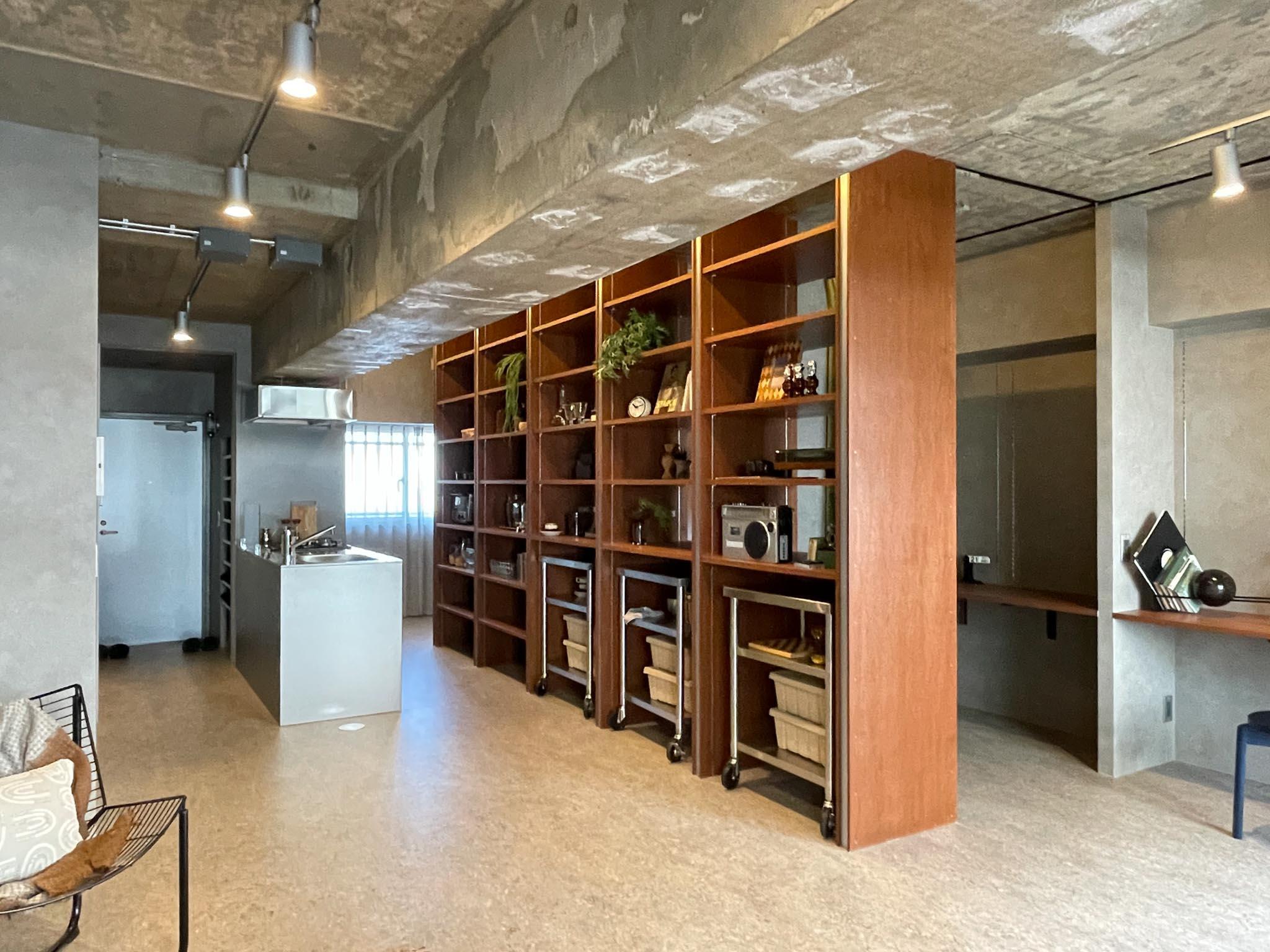 杉並区高円寺南の賃貸物件/303：キッチンの背面にある木製の棚がこの部屋の主役です