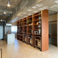 杉並区高円寺南の賃貸物件/303：キッチンの背面にある木製の棚がこの部屋の主役です