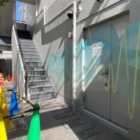 杉並区高円寺南の賃貸物件/エントランスには、アーティストによる作品があしらわれています