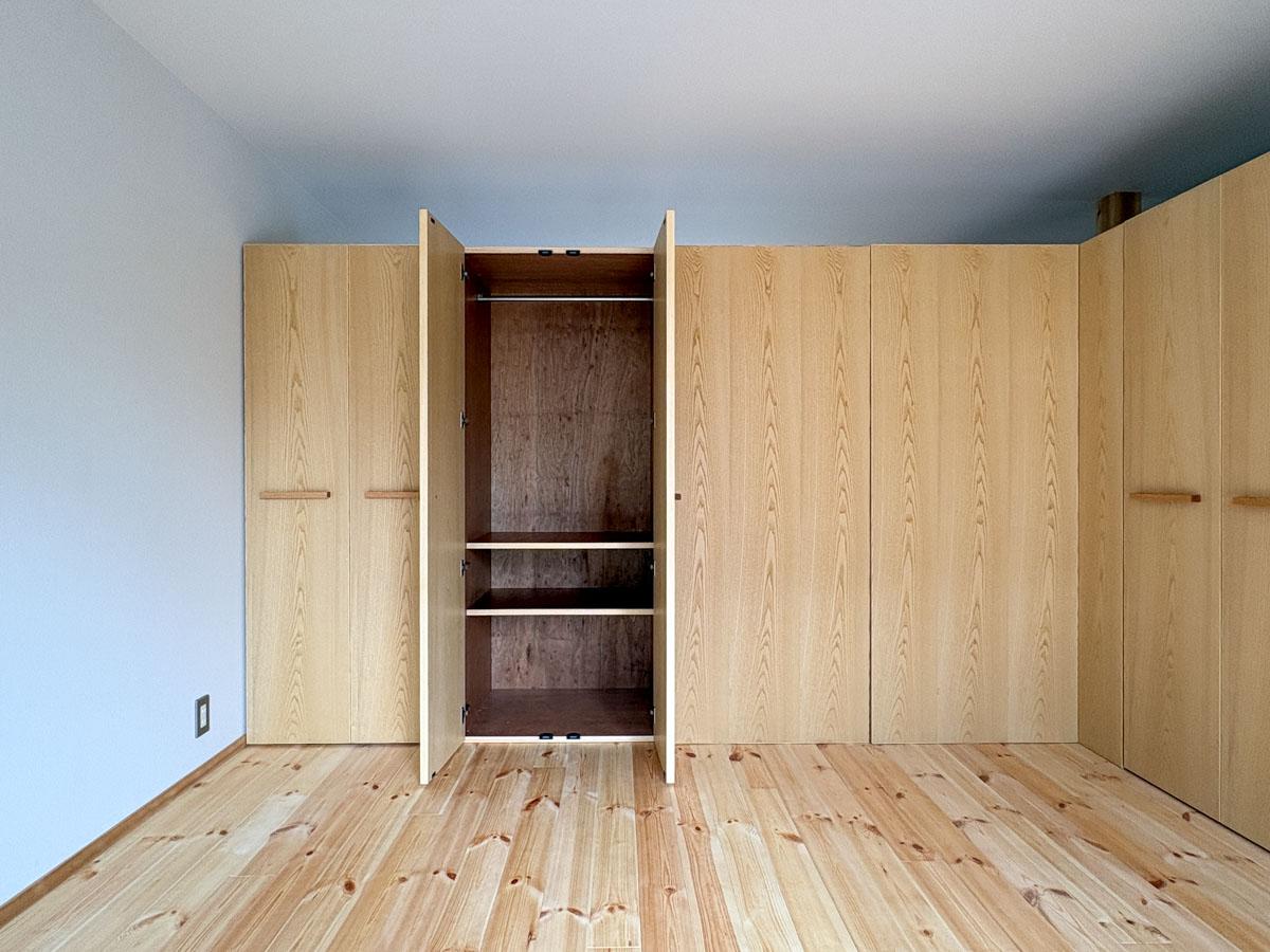 東久留米市小山の売買物件/パカっと開くとこんな感じ　収納ユニットひとつのサイズは縦1800&times;幅760&times;奥行き630