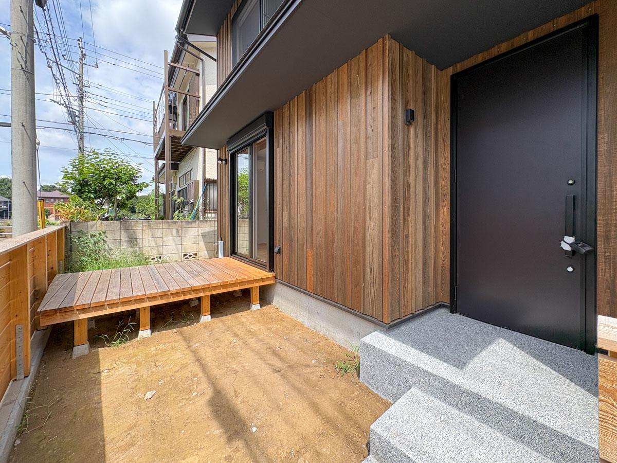 東久留米市小山の売買物件/庭にはウッドデッキがある　ウッドデッキの奥にもスペースがある　家庭菜園でも、物置を設置するにもいいサイズ感