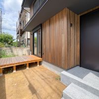 東久留米市小山の売買物件/庭にはウッドデッキがある　ウッドデッキの奥にもスペースがある　家庭菜園でも、物置を設置するにもいいサイズ感