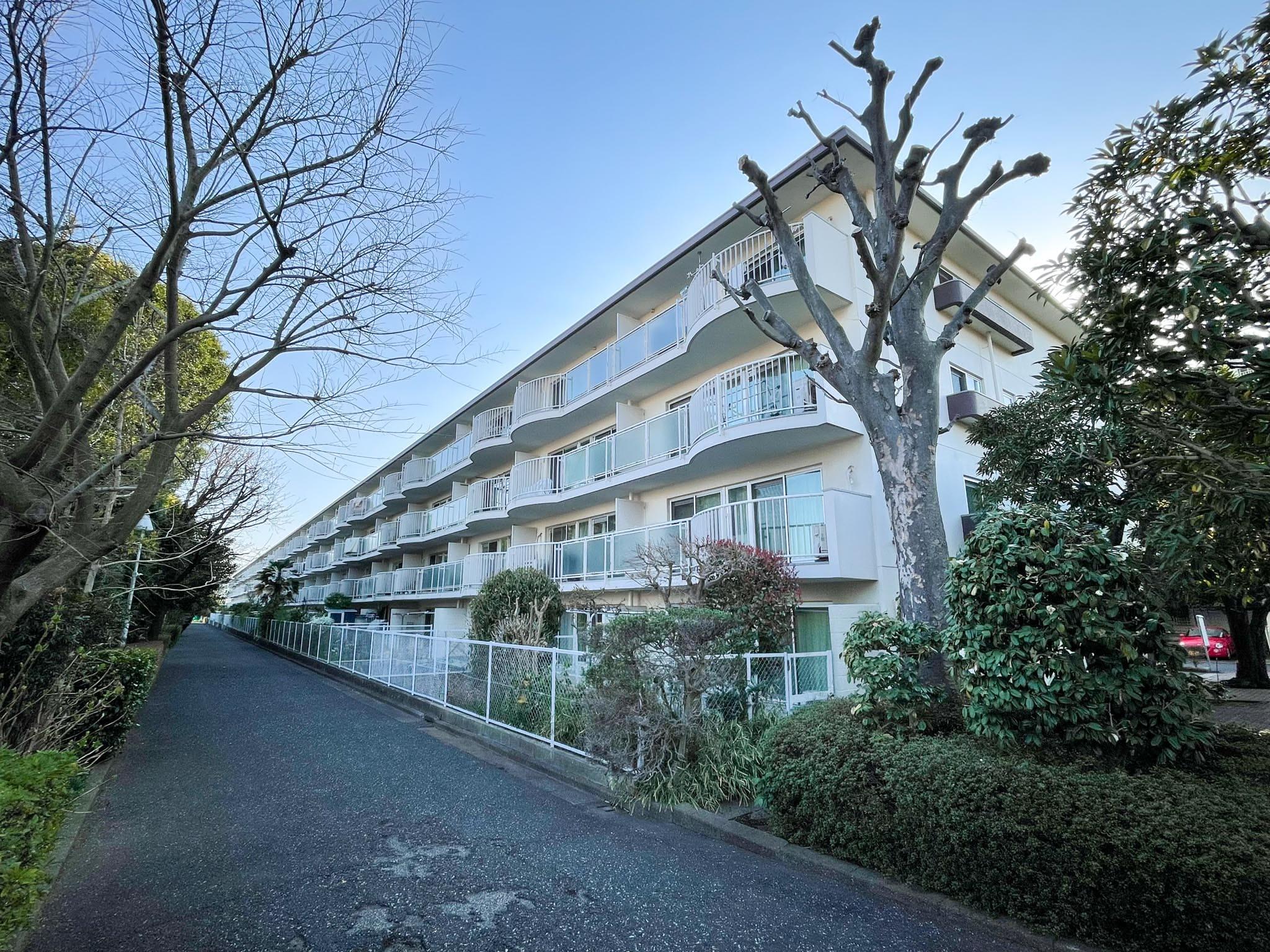 三鷹市井口の賃貸物件/横に長く伸びるレトロマンション。ゆったりとした敷地に、ゆとりをもって立っています