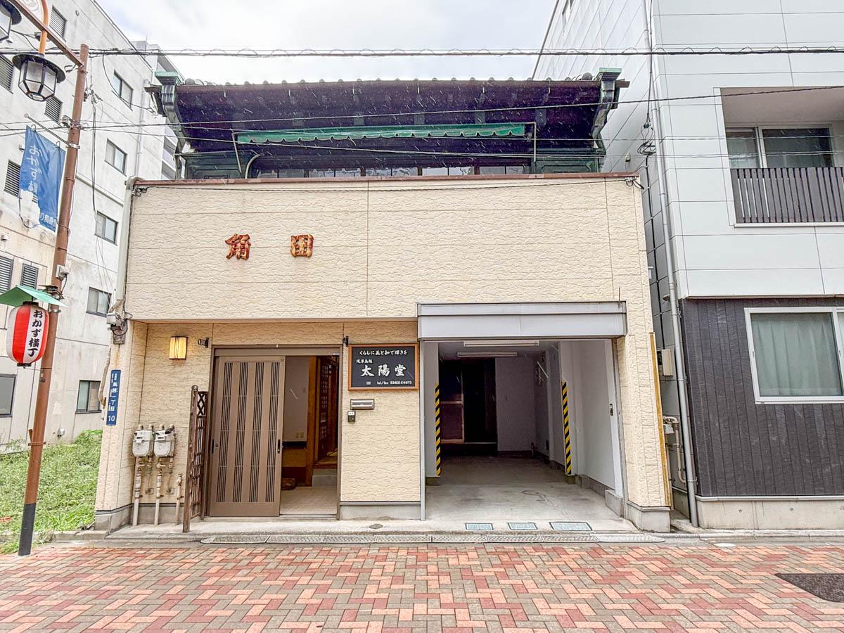 台東区鳥越の賃貸物件/右手の区画が今回の募集区画。左手の入口の区画と2階もセットで借りれます