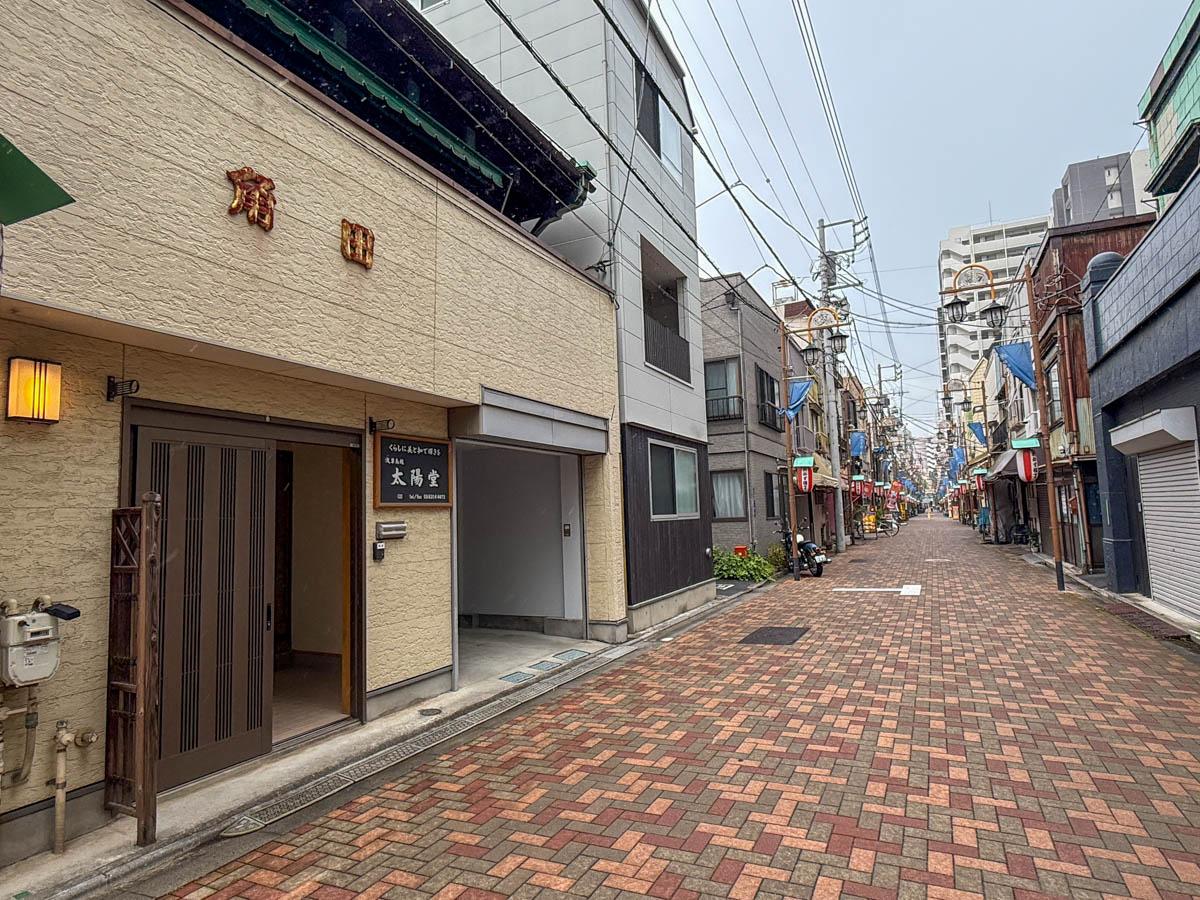 台東区鳥越の賃貸物件/明治末期から続く歴史ある商店街。今は住宅と店舗が半々くらい