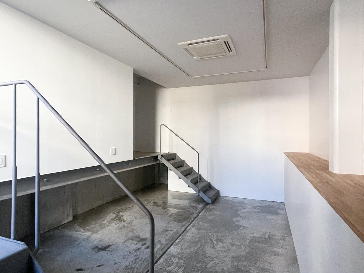 世田谷区大原の賃貸物件/天井が高く、アイアン塗装の鉄部や床の質感が雰囲気のある空間。