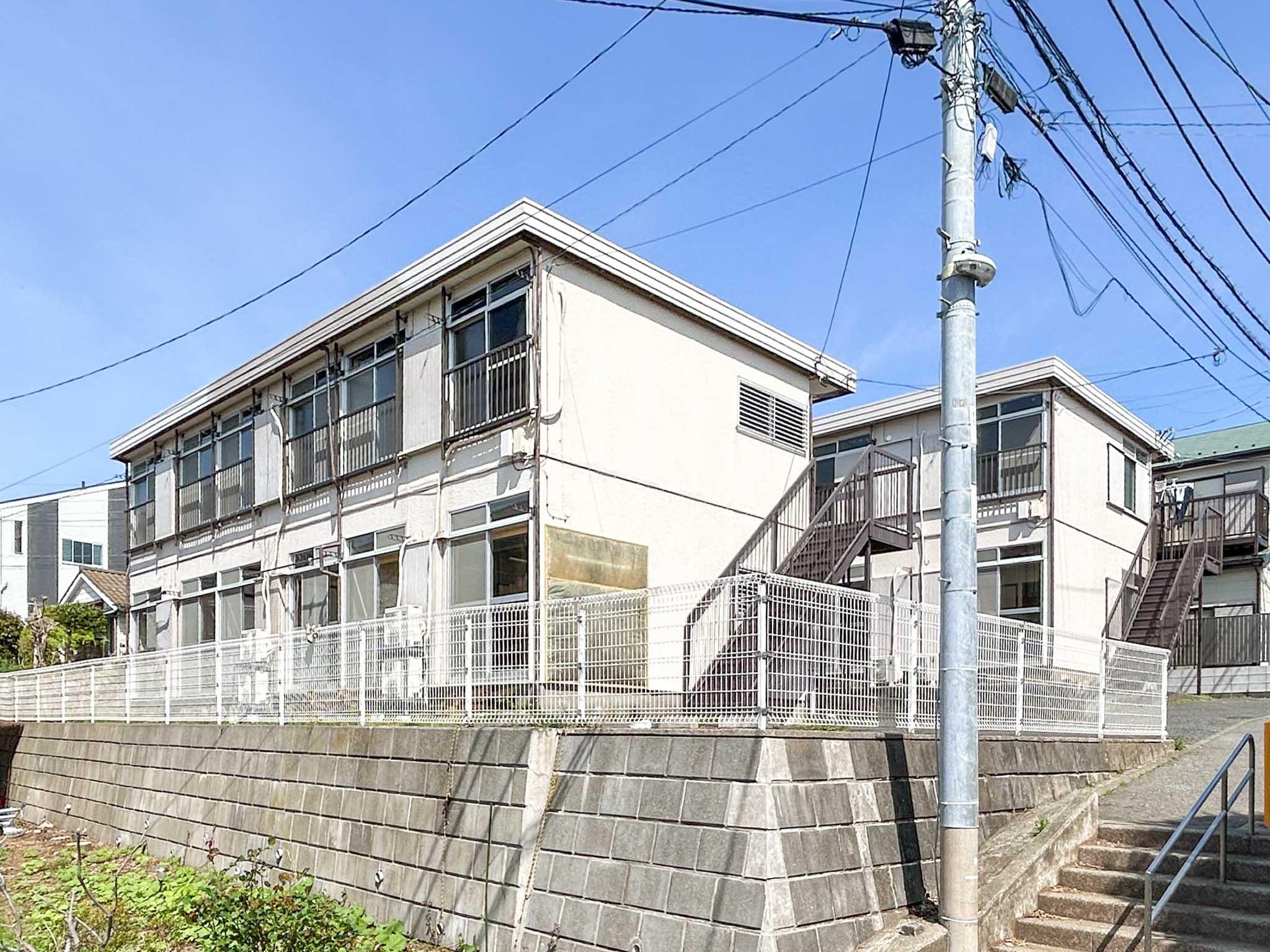 横浜市神奈川区三ツ沢上町の賃貸物件/高台に立つ、2棟のアパート。近所に駐車場もあります