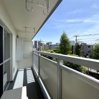 武蔵野市境の賃貸物件/3階のバルコニーから、青空が眩しく視界は良好です