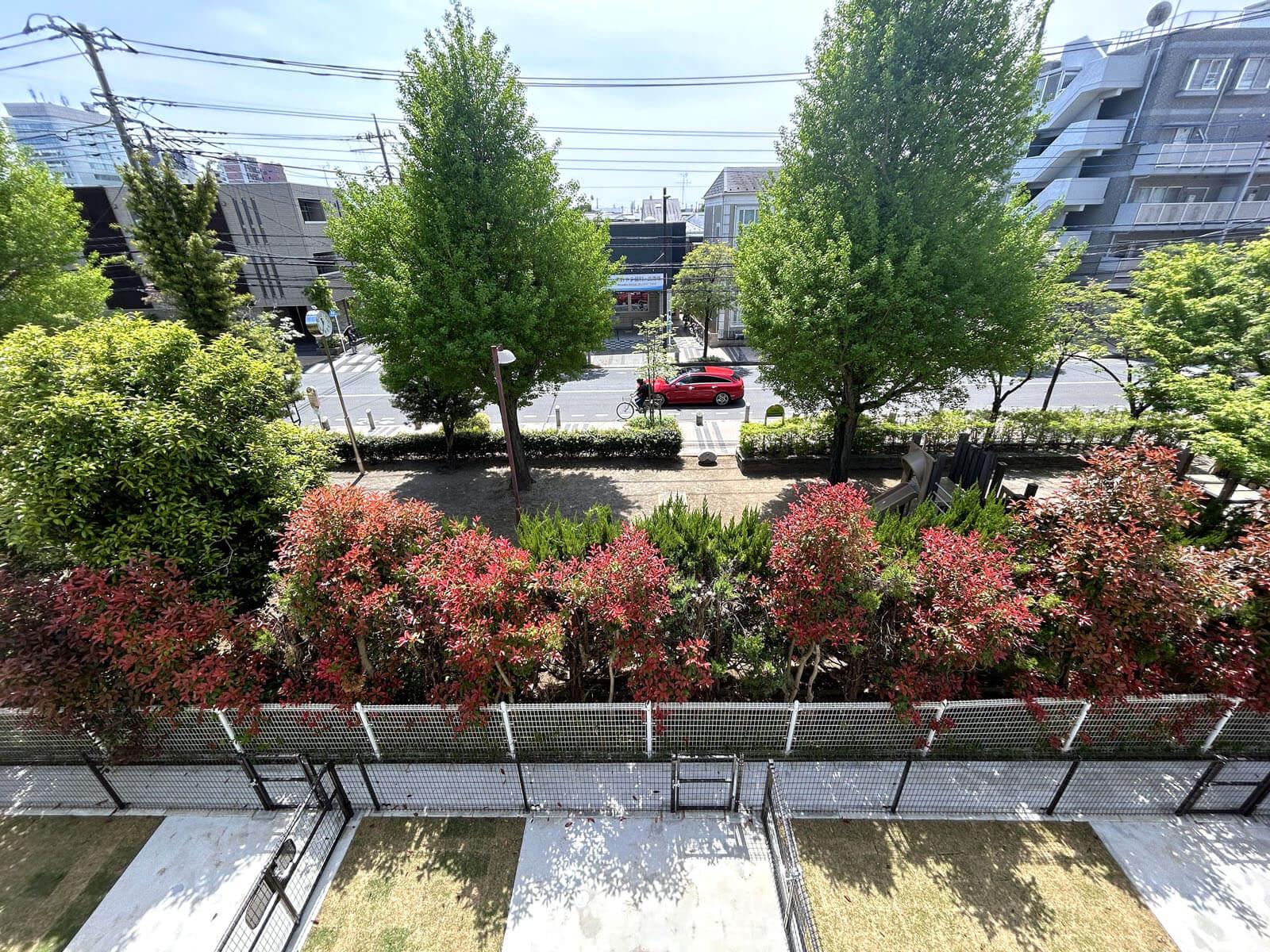 武蔵野市境の賃貸物件/見下ろすと公園のすてきな借景と、1階の専用庭が並びます
