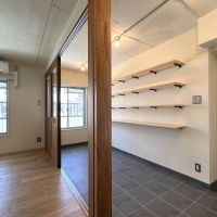 武蔵野市境の賃貸物件/B: 玄関横の棚を使って趣味のコレクションや道具を並べたり、ワークスペースにしてみても