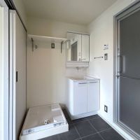 武蔵野市境の賃貸物件/D: インナーバルコニーの奥に続く水まわり、引戸で隠すこともできキッチン側からも出入り可能