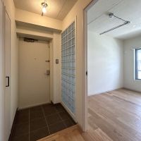 武蔵野市境の賃貸物件/D: ガラスブロックで玄関にやわらかな光を通します
