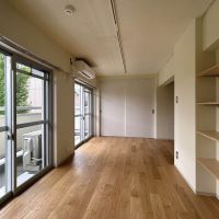 武蔵野市境の賃貸物件/C': 細長いリビングは手前と奥で使い分けができそうです