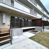 武蔵野市境の賃貸物件/ウッドデッキから庭への動線（ADタイプの1F専用庭）